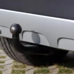 Engate para carros instalado no para-choque traseiro de um veículo, utilizado para reboques e acessórios.