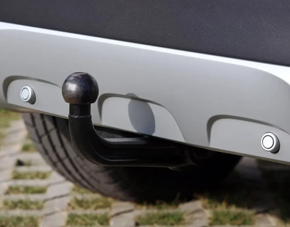 Engate para carros instalado no para-choque traseiro de um veículo, utilizado para reboques e acessórios.