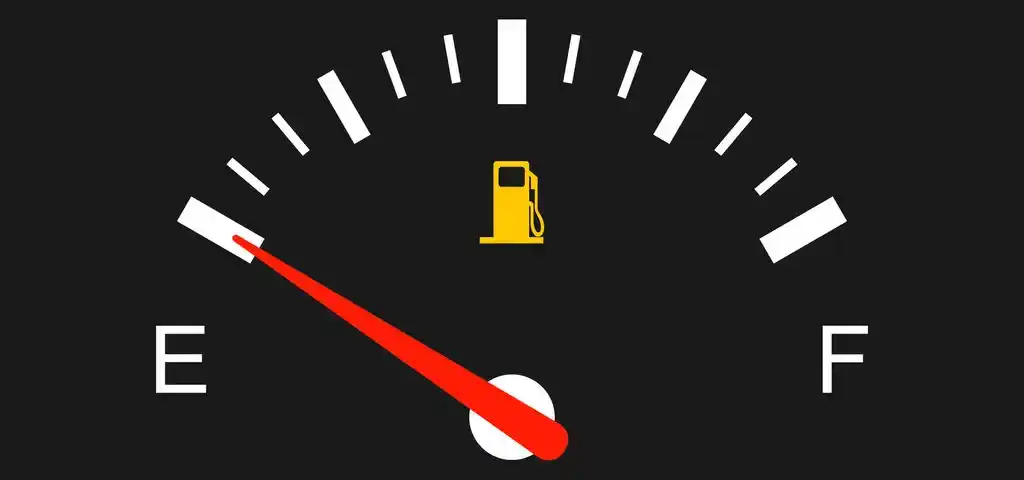 Ilustracao do marcador de combustivel de carro na reserva com ponteiro proximo ao E e luz de alerta acesa