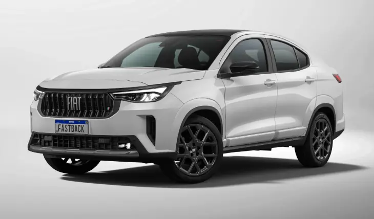 SUV Fiat Fastback branco com teto preto e design coupè