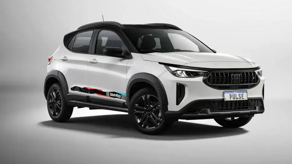 SUV Fiat Pulse branco com detalhes esportivos e adesivos laterais