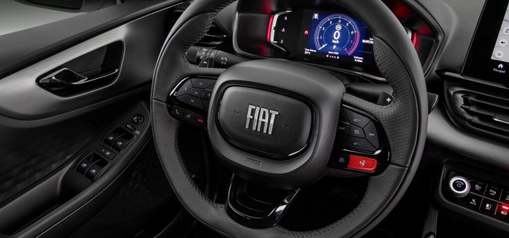 Interior do Fiat Fastback com volante e painel digital mostrando controles do piloto automatico adaptativo ACC