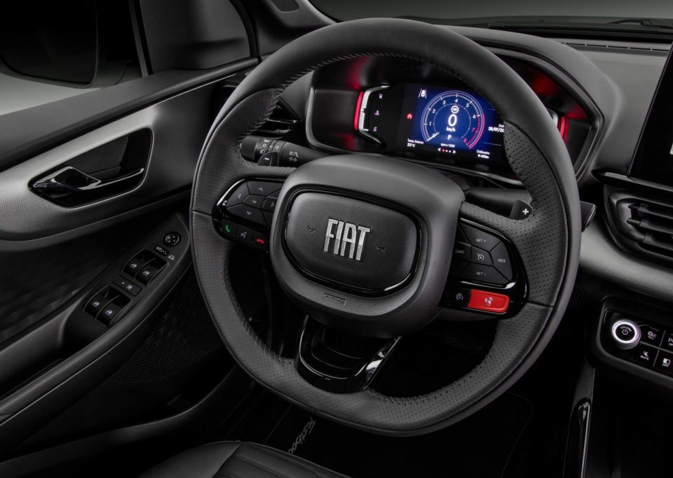 Interior do Fiat Fastback com volante e painel digital mostrando controles do piloto automatico adaptativo ACC