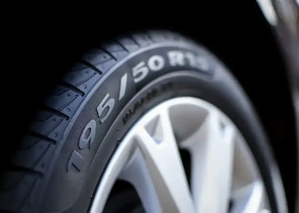 Imagem em close de um pneu automotivo destacando a numeração dos pneus gravada na lateral