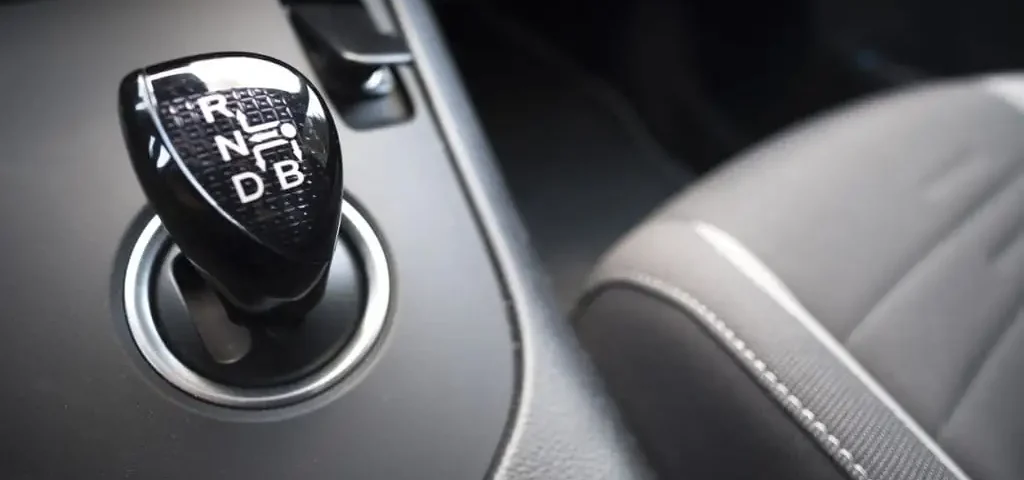 Alavanca do câmbio CVT em close-up no console do carro, destacando o seletor e acabamento do interior do veículo para referência técnica.