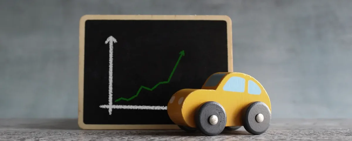 Carrinho amarelo em frente a gráfico de alta representando valorização segundo a tabela FIPE