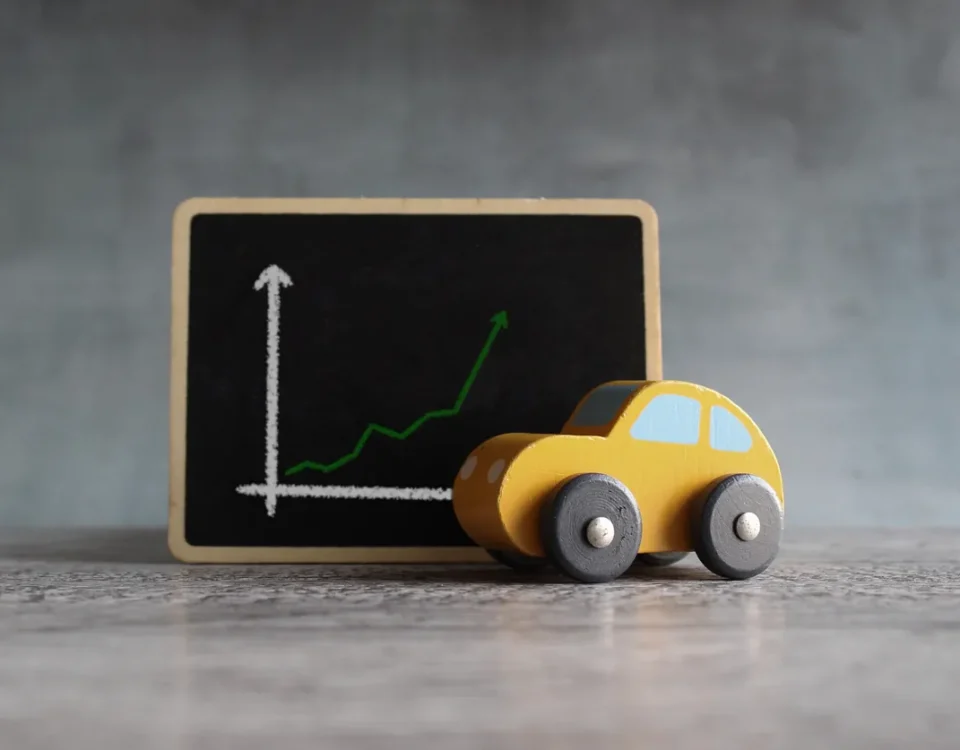 Carrinho amarelo em frente a gráfico de alta representando valorização segundo a tabela FIPE
