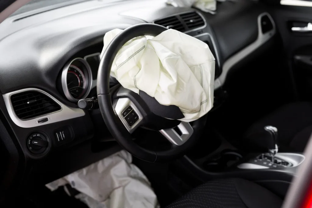 Airbag acionado após colisão dentro de carro com volante danificado