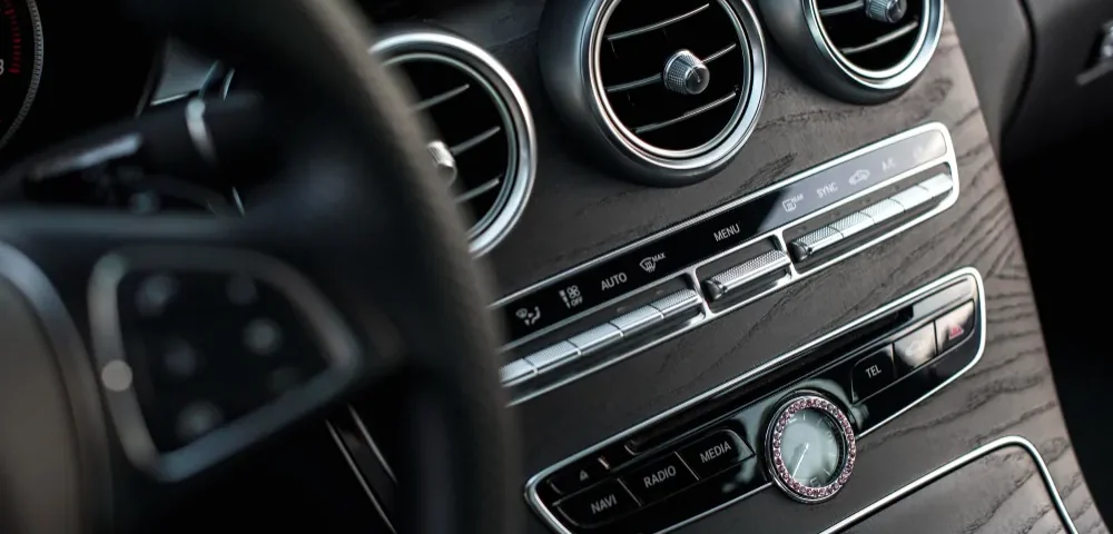 Painel de controle do ar-condicionado em um carro, ilustrando a dúvida se ligar o ar condicionado gasta gasolina.